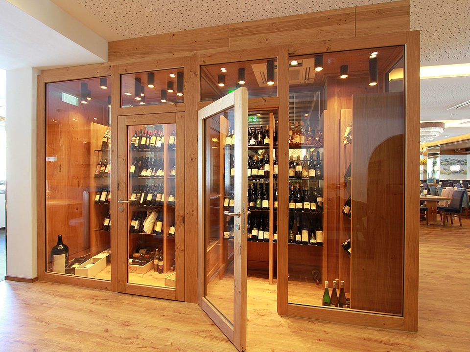 Begehbarer Weinschrank