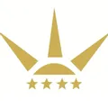 Goldenes Logo mit stilisierter Sonne, fünf Zacken und vier Sternen darunter
