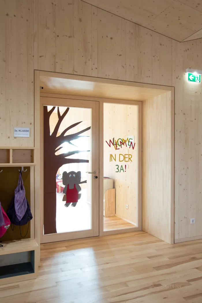 Klassentür aus Holz mit Elefantenbild und Willkommensschild für die 3a Klasse
