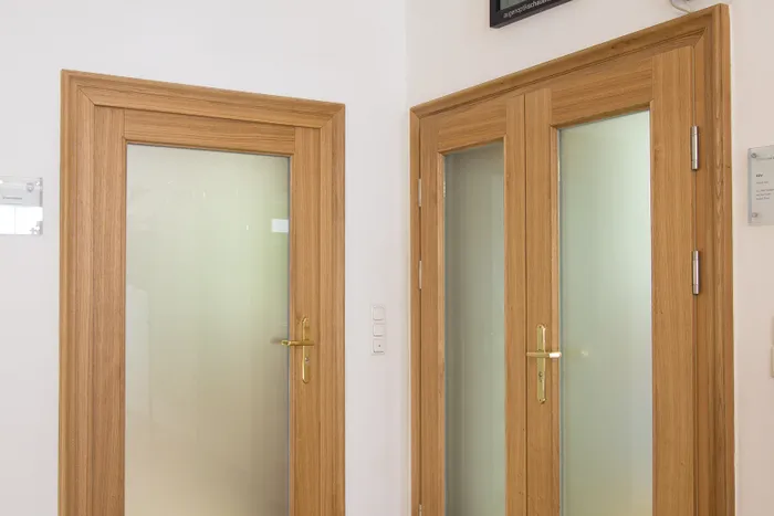 Innenflur mit zwei Holztüren mit Milchglas und digitaler Wanduhr