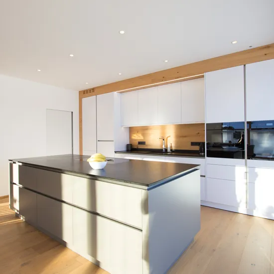 moderne-kueche-mit-kochinsel.jpg