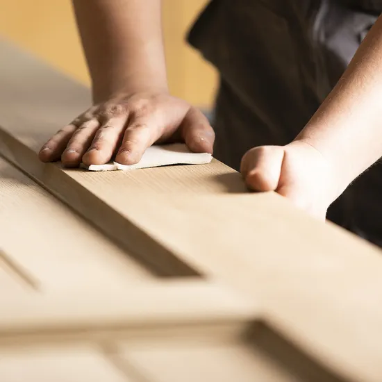Hand schleift Holztüroberfläche für Tischlerei oder Möbelveredelung
